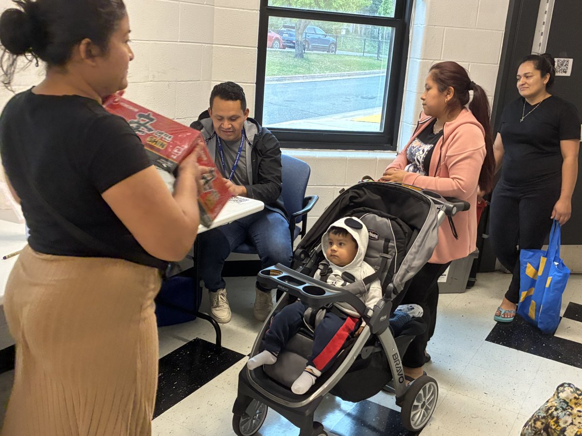 ESilverSprCSL's tweet image. The East Silver Spring school community is strengthening bonds & fostering a sense of connection by sharing food within our community! Thanks to our partnership with @MannaFoodCenter, we’re able to consistently feed 200 families bi-monthly. @CSconnect_MCPS @csspecialist77