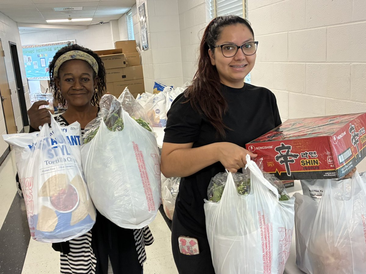 ESilverSprCSL's tweet image. The East Silver Spring school community is strengthening bonds & fostering a sense of connection by sharing food within our community! Thanks to our partnership with @MannaFoodCenter, we’re able to consistently feed 200 families bi-monthly. @CSconnect_MCPS @csspecialist77