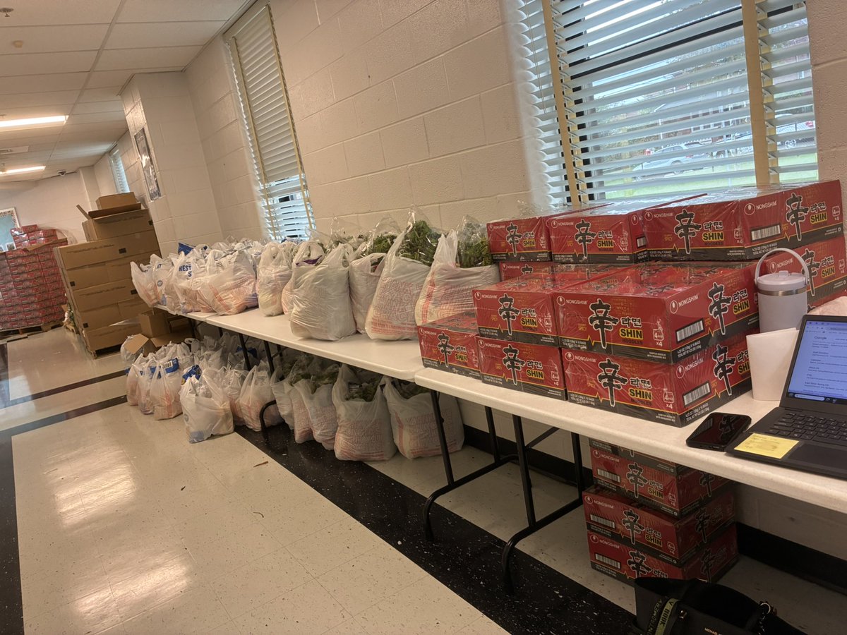 ESilverSprCSL's tweet image. The East Silver Spring school community is strengthening bonds & fostering a sense of connection by sharing food within our community! Thanks to our partnership with @MannaFoodCenter, we’re able to consistently feed 200 families bi-monthly. @CSconnect_MCPS @csspecialist77