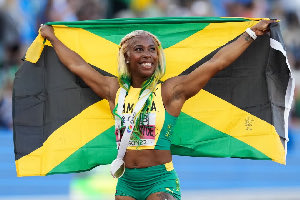 AtiqueUR_Rehman's tweet photo. 🚨 Jamaican sprint icon Shelly-Ann Fraser-Pryce retires after 18 years of redefining women’s sprinting. 🏅 5x World 100m champ & 3x Olympic gold medalist shares heartfelt farewell on Instagram: “For nearly two decades, I made every second count.” 🙌 #TrackLegend #Retirement https://t.co/qDUJHTZLCU