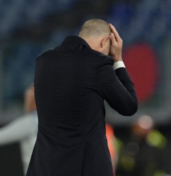alfca1958's tweet image. #Juventus
Schizofrenia bianconera:
1)se si gioca con 2 punte + #Yildiz si deve rinunciare all&apos; esterno offensivo per un esterno a tutta fascia ma
2)vendono #nicogonzalez  (che sta facendo benissimo in Spagna) per prendere #Conceicao e #zhegrova che non sanno difendere
COMPLIMENTI