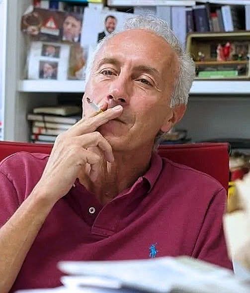 itsmeback_'s tweet photo. Editoriale di Marco Travaglio
- 9 Ottobre 2025

CERCANSI SOVRANISTI

Sottraendo Ilaria Salis al suo processo per un voto (quello dell’interessata, si suppone), il Parlamento europeo ha certificato che l’Ungheria non è uno Stato di diritto. Quindi, per coerenza, dovrebbe espellerla dall’Ue e chi la fece entrare nel 2004 (commissione Prodi) dovrebbe ammettere l’errore. Non solo per l��Ungheria, ma anche per altri Paesi dei nove spensieratamente imbarcati nella stessa infornata: Cipro, Estonia, Lettonia, Lituania, Malta, Polonia, Cekia, Slovacchia, Slovenia. Il principio circense “Più gente entra, più bestie si vedono” ha prodotto disastri e altri ne produrrà. Tipo la guerra mondiale in cui tentano di trascinarci non l’Ungheria (che anzi è il primo freno), ma i tre Baltici e la Polonia. Estonia, Lettonia e Lituania hanno poco più degli abitanti di Roma, ma controllano in Ue l’Economia (Dombrovskis), gli Esteri (Kallas) e la Difesa (Kubilius); la Polonia il Bilancio (Serafin). E non passa giorno senza che inventino, spesso in combutta con Zelensky, un attacco russo per giustificare il riarmo e l’escalation e regolare vecchi conti. La Merkel ha appena ricordato le responsabilità di baltici e polacchi nel troncare il dialogo Ue-Mosca fino all’agognata guerra in Ucraina. Gli stessi baltici, polacchi e ucraini si opposero ai gasdotti Nord Stream che rifornivano mezza Europa di metano russo a poco prezzo, contribuendo alla nostra prosperità. Quando un commando di terroristi li fece saltare, il primo a esultare fu l’attuale ministro degli Esteri polacco Sikorski: “Thank you Usa!”. Ma si scordò di coordinarsi con Kiev, che tentava di attribuire l’attentato a Putin.

Poi i giudici tedeschi scoprirono che il più grave attacco a un’infrastruttura europea dal 1945 era opera di terroristi di Stato ucraini, con complicità polacche: uno fu individuato in Polonia, ma fuggì in Ucraina su un’auto blu dell’ambasciata di Kiev; un altro è in carcere in Italia in attesa di estradizione; un terzo, Volodymyr Z. (tutto vero), l’hanno arrestato l’altro giorno in Polonia. Ma ora il premier polacco Tusk dichiara che “il problema del Nord Stream non è che sia stato fatto saltare, ma che sia stato costruito”. Chissà se quel fantoccio di Merz gli risponderà, visto che la Germania è in ginocchio anche per quell’attentato. Tusk aggiunge che “non è nell’interesse della Polonia consegnare questo cittadino a un altro Stato”: cioè eseguire l’ordine di cattura internazionale. Che però spetta ai giudici, non al governo: bell’esempio di Stato di diritto. Però Tusk è un noto “liberale”, quindi può fare impunemente come e peggio del “sovranista” Orbán: anche esaltare e proteggere i terroristi. Ma dove sono i nostri “sovranisti”? Che aspettano a fuggire a gambe levate da un’Europa dominata da questi manigoldi?

- Il Fatto Quotidiano