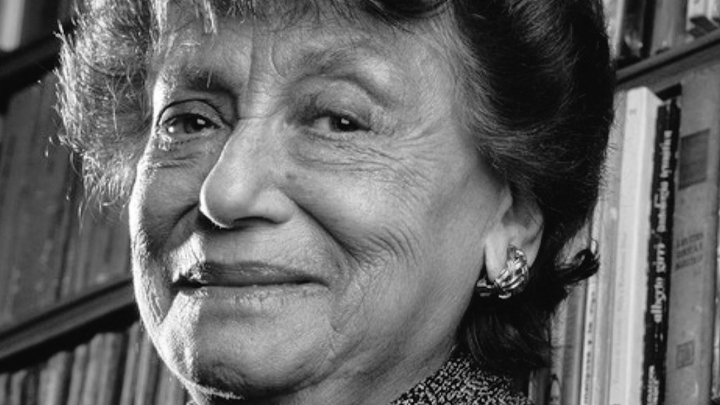 "Por una fisura del corazón sale un pájaro negro y es la noche"

Olga Orozco 

Argentina, 1920-1999