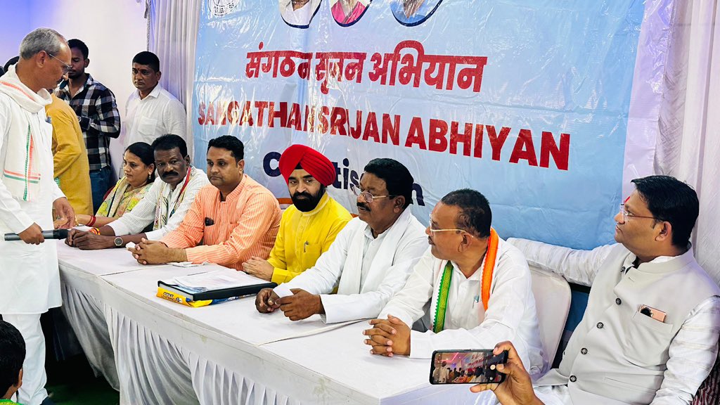 umeshpatelcgpyc's tweet image. 📍 छुरिया, जिला-राजनांदगांव
       संगठन सृजन अभियान

आज “संगठन सृजन अभियान” के तहत छुरिया, जिला राजनांदगांव में AICC के पर्यवेक्षक श्री चरण सिंह सापरा जी के उपस्थिति में महत्वपूर्ण बैठक में शामिल हुआ।