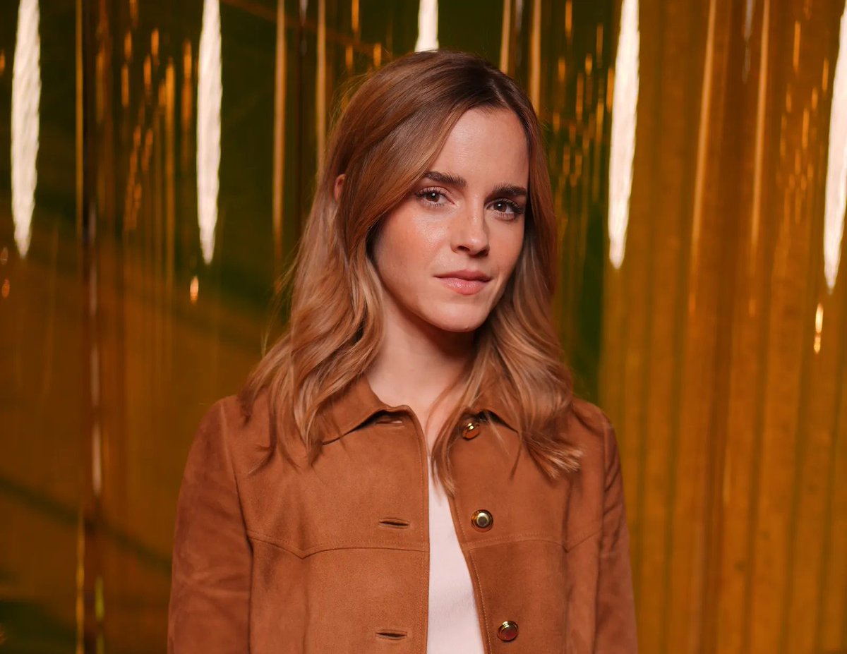 「美に対する期待は異常なほどで、応えるのは不可能。ハードルはどんどん高くなっていて、追いつくのは難しい。サバイバル・リアリティショーに出演し続けるような、美の悪夢を見ているような気分です」エマ・ワトソン。
voguejapan.visitlink.me/Z4W3Px