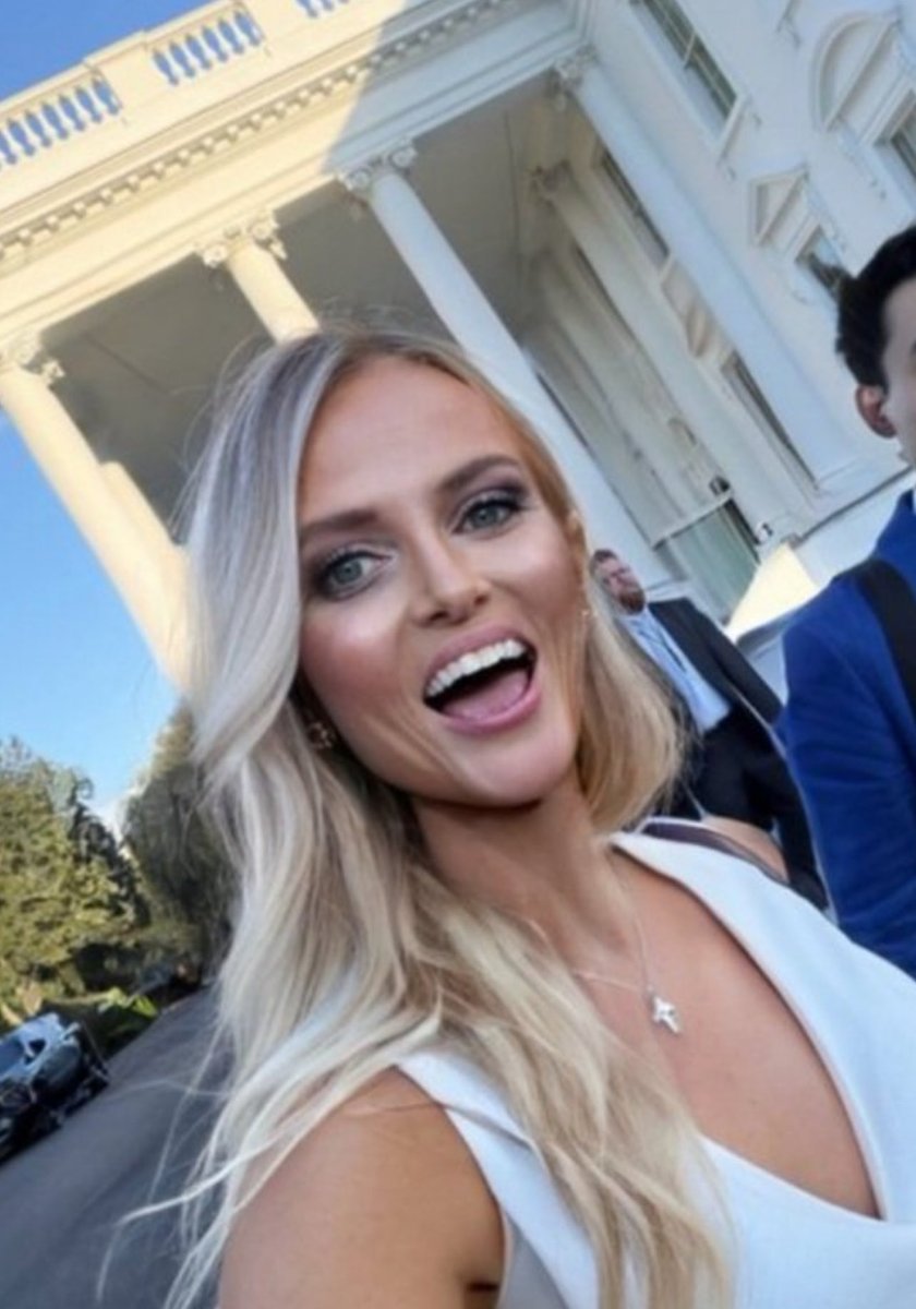 <a href="/FoxNews/">Fox News</a> How strange 🤔.  Daviscourt posted this selfie of herself on the way in to the “roundtable”.  Hmm. Something’s different…I just can’t quite put my finger on it, lol. 

x.com/foxnews/status…