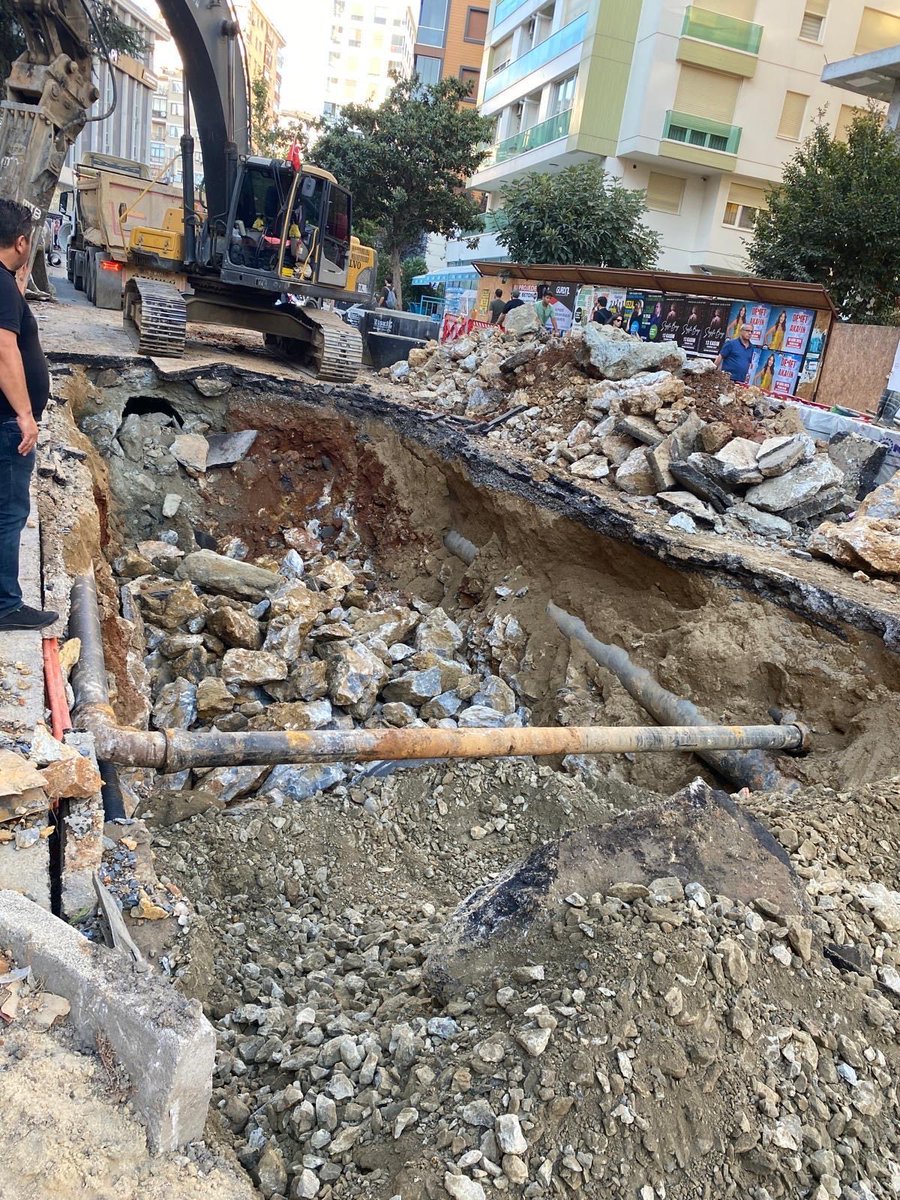 🚧💧 İSKİ çalışıyor, KADIKÖY İlçemizin altyapısı kalıcı çözümlerle güçlendiriliyor! Suadiye Mahallesi Ayşe Çavuş Caddesi ve bağlantılarında atık su ve yağmur suyu hatları yenileme çalışmaları karmaşık alt yapıya rağmen hızla devam ediyor. 
♻️ Yapılacak olan yeni atık su ve yağmur