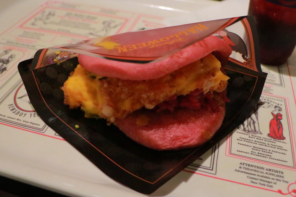 ニューヨークデリ/スペシャルサンド（スパイシーチキン＆パンプキングラタン）

かぼちゃの甘味、チキンのスパイシー感と赤キャベツの酸味が合ってて◯ パン粉の食感もよい。
前よりチキンのスパイスが薄くなったのか、カボチャが甘いのかでマイルドになって食べやすくなった気がする。