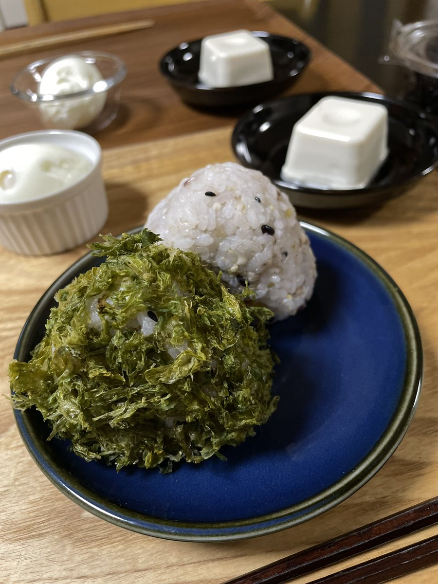 rrrr12306's tweet photo. 五穀ごはんの🍙

塩🍙
ばら海苔🍙

 #OnigiriAction https://t.co/fkGy08FDmP