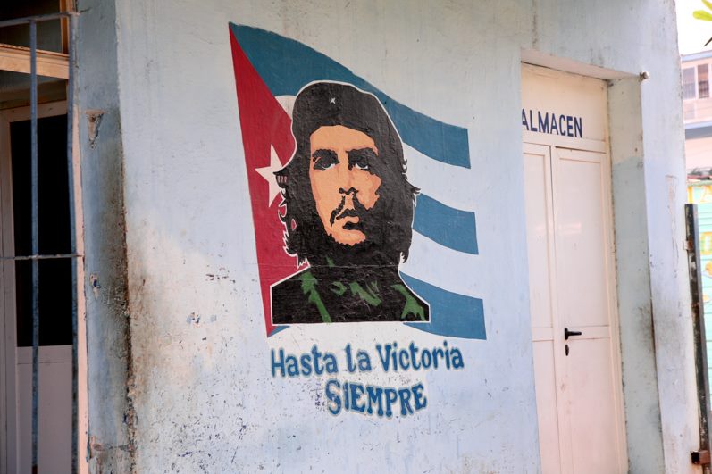 "El capitalismo es el genocida más respetado del mundo"
Ernesto Guevara
El CHE era un símbolo para todos los/as jóvenes revolucionarios/as y, por eso la CIA "aconsejó" que fuera eliminado. Lo asesinó el ejército boliviano un día como hoy, en 1967
Hasta siempre, comandante