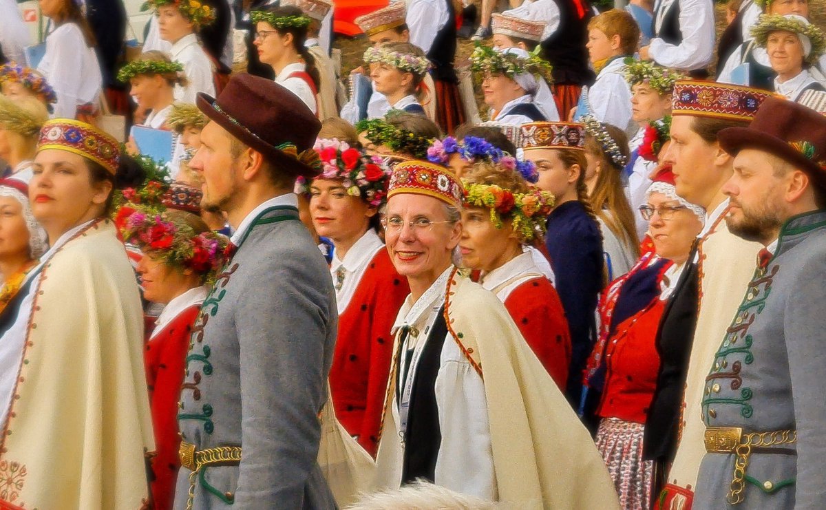 🇱🇻 Sveicu latviešus. Saeima tikko  pieņēma Latvijas Dievturu sadraudzes likumu. Satversmē teikts: Latvijas identitāti kopš senlaikiem veido arī latviešu tradīcijas un latviskā dzīvesziņa. Mūsu spēks ir mūsu tautas dziesmā, tautas rakstos, mūsu latvietībā. Dievs, svētī Latviju. 🇱🇻
