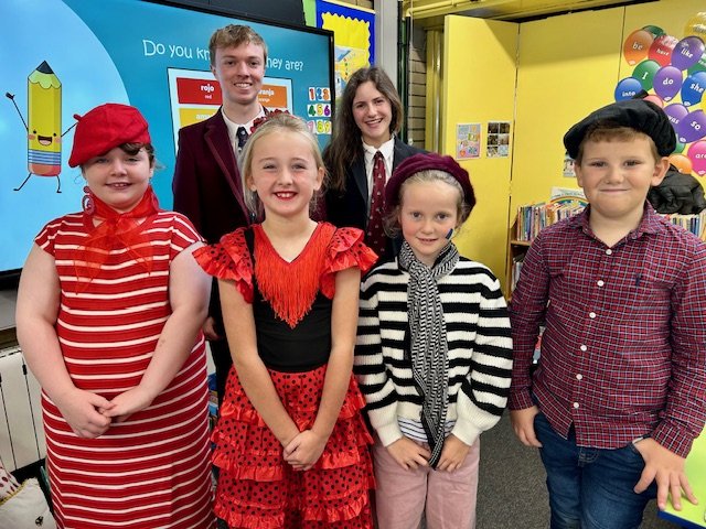 CarrickGrammar's tweet image. Some of our AS Language students had the privilege of teaching Spanish &amp;amp; French to the fantastic pupils of Whitehead Primary, to celebrate #EuropeanDayofLanguages. Well done to Cherith Horner, Gemma Moore, Harley Payne, Hayley Schmidt, Emily Duff, Layla Grange &amp;amp; Jude Kingston.