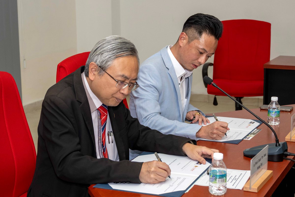 UTARnet's tweet image. UTAR and YKL Engineering Sdn Bhd have signed an MoU to empower future talent through industry training and executive development. A step forward in bridging education and innovation for sustainable growth.🤝

#UTARxYKL #IndustryCollaboration #FutureReady #EngineeringExcellence