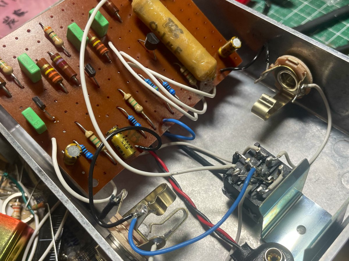 数年ぶりに作ったファズペダルが動かず。
何時間も回路図と基板をにらめっこしてもミスした箇所が見つからず、途方に暮れ一旦寝てみました。
スッキリした頭で改めて基板をよく見ると、トランジスタが一つ逆さについてたー！
音出ました。