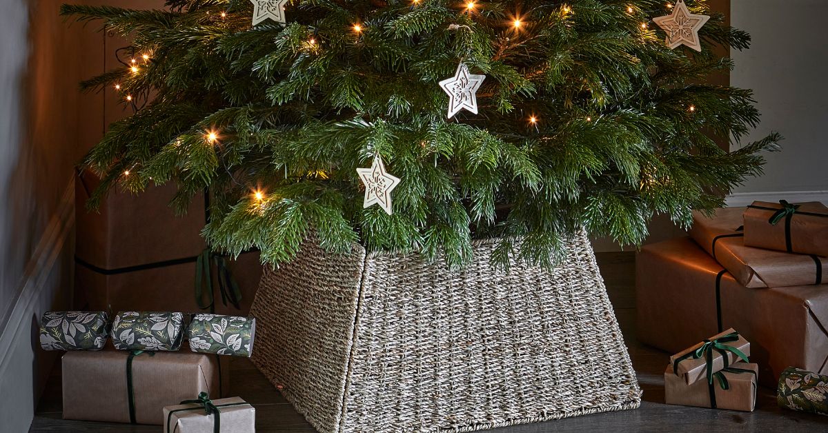 underxmastree's tweet image. From wicker wonders to velvet vibes, metal glimmers to faux-fur flair—“yule” be smitten with these  Christmas tree skirts &amp;amp; collars! …  underthechristmastree.co.uk/christmas-tree…
#ChristmasDecor #ChristmasTree #Christmas2025