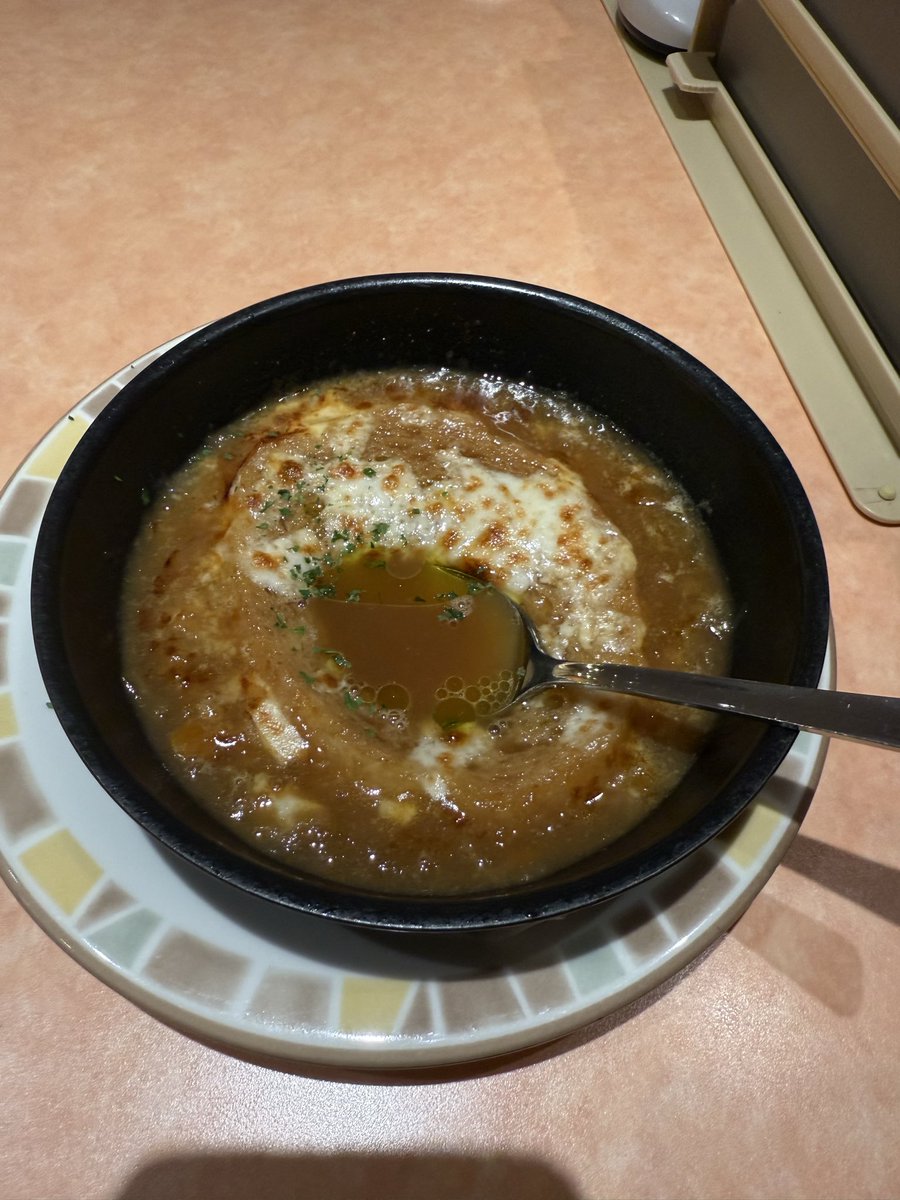 明日から3連休ということでまずはサイゼリヤで豪遊してきます╰(*´︶`*)╯♡
まずは玉ねぎのズッパから(๑╹ω╹๑ )