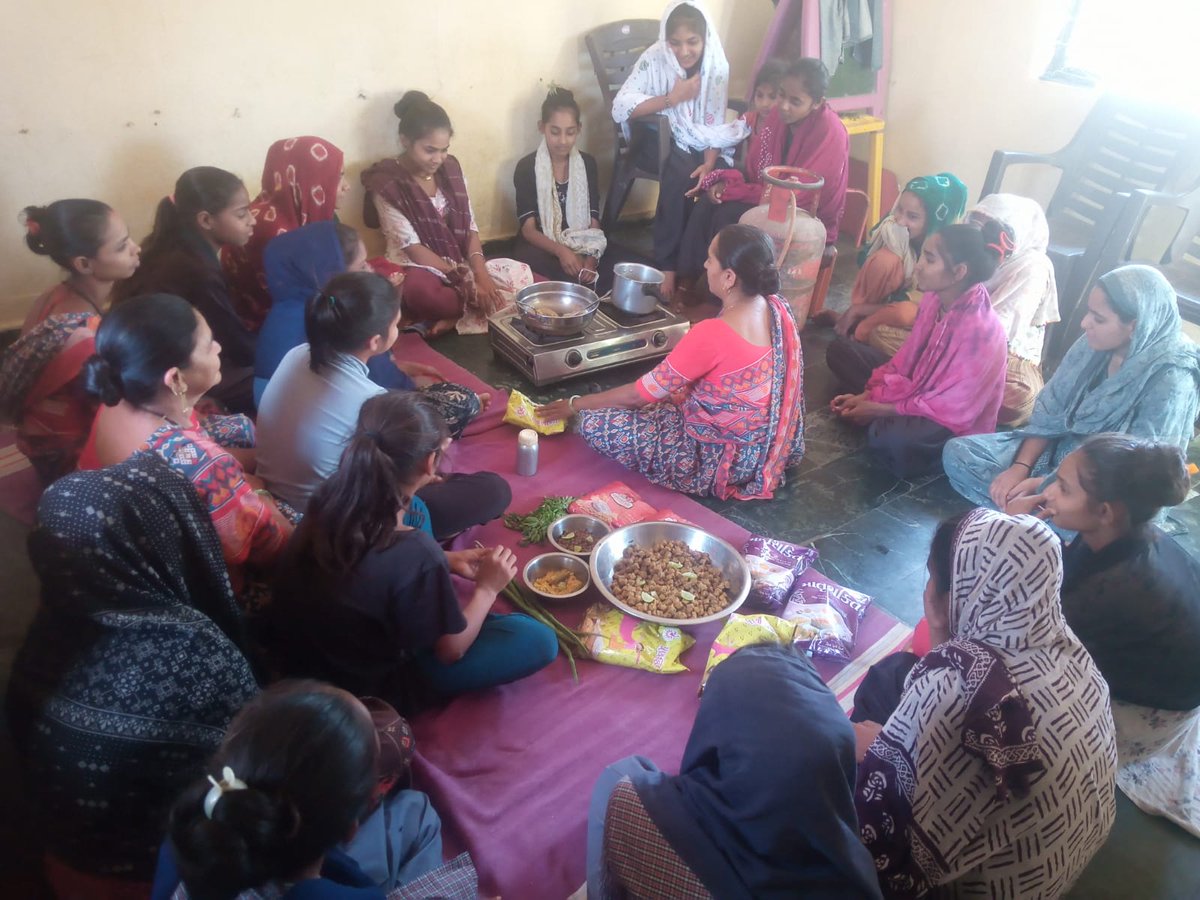 આજ રોજ પોષણ માસ અંતર્ગત ICDS સમીના આં.વા. કેન્દ્રોમાં કાર્યકર દ્વારા THR નો ઉપયોગ થી બનતી પોષણ યુક્ત વાનગીનો લાઈવ રશોઈ શો દ્વારા નિદર્શન કરવામાં આવ્યુ, તેમજ સેમ બાળકનુ ભુખ પરિક્ષણ તેમજ આરોગ્ય તપાસ પણ કરવામાં આવી <a href="/DDOPatan1/">DDO Patan</a> <a href="/CollectorPatan/">Collector Patan</a> <a href="/WCDGujarat/">Women & Child Development, Govt of Gujarat</a> <a href="/icdspatan/">ICDS PO PATAN</a>