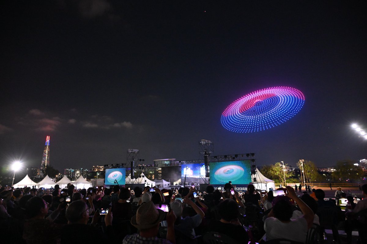GlobalPeace's tweet photo. 1,200 drones told Korea’s story and the vision of the #KoreanDream. From the March First Movement to the Miracle on the Han River, the lights carried a message of hope for reunification.

Watch the highlights https://t.co/2tYomij0nO

#OneDreamOneKorea #KoreaUnited https://t.co/gakPrSU4Ex