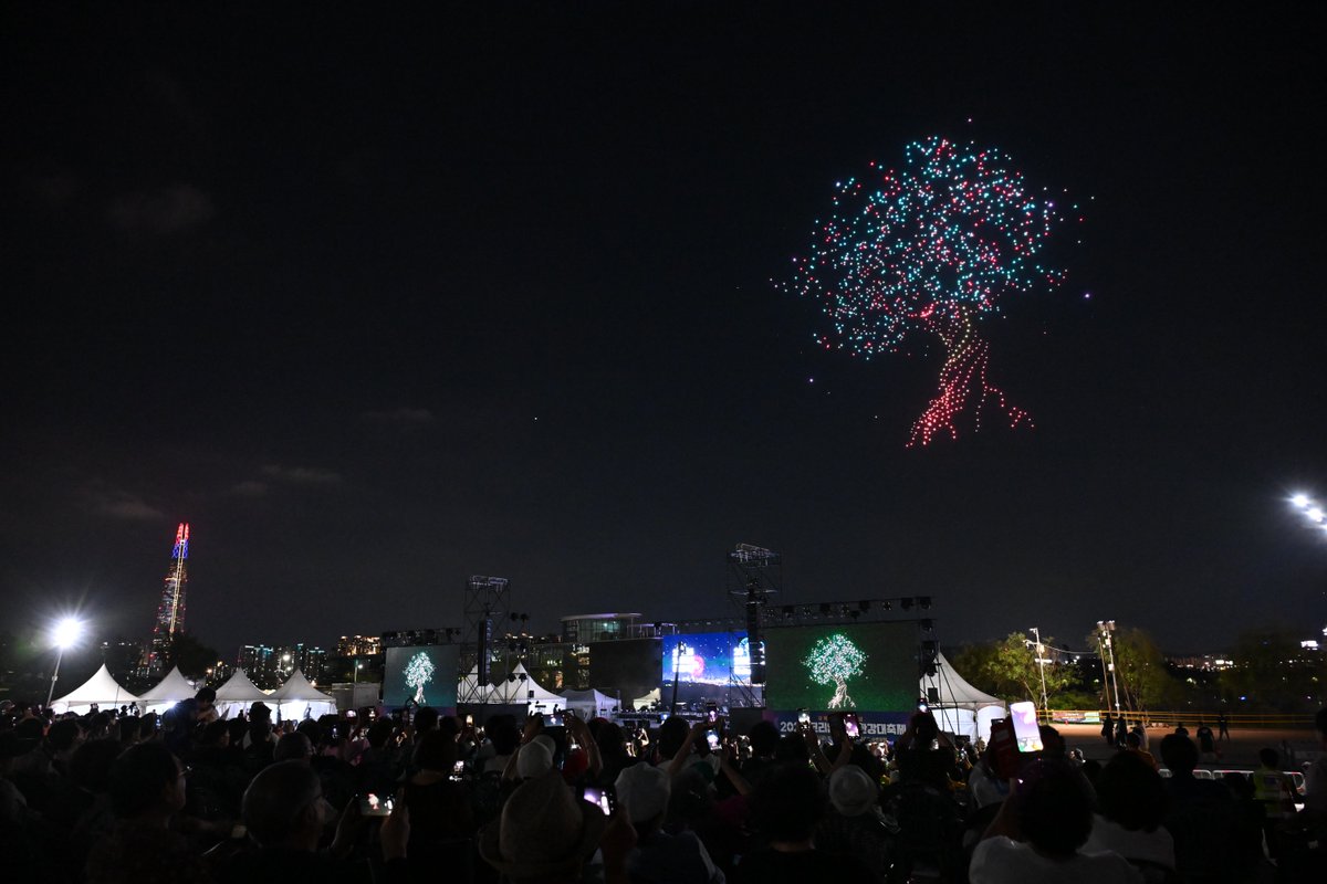 GlobalPeace's tweet photo. 1,200 drones told Korea’s story and the vision of the #KoreanDream. From the March First Movement to the Miracle on the Han River, the lights carried a message of hope for reunification.

Watch the highlights https://t.co/2tYomij0nO

#OneDreamOneKorea #KoreaUnited https://t.co/gakPrSU4Ex