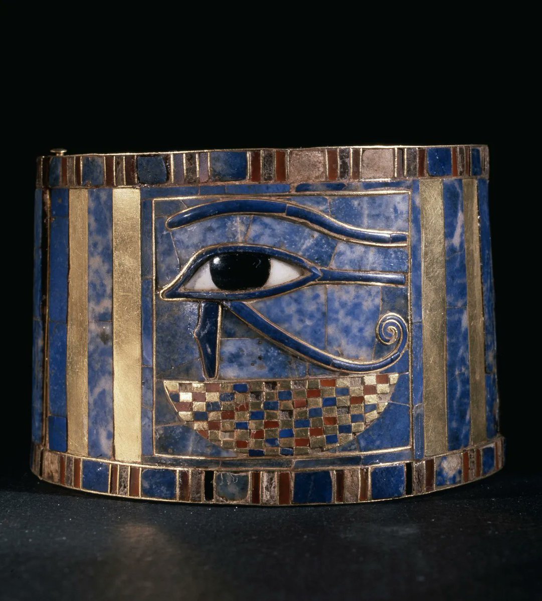 Bracelet of king Shoshenq II, c. 887-885 B.C.

▫️This bracelet is one of a pair of bracelets found around the wrist of king  Shoshenq II, with representations of the Wadjet eye above the hieroglyphic “Neb” sign symbolizing eternal protection for the king. 

The  Egyptians often