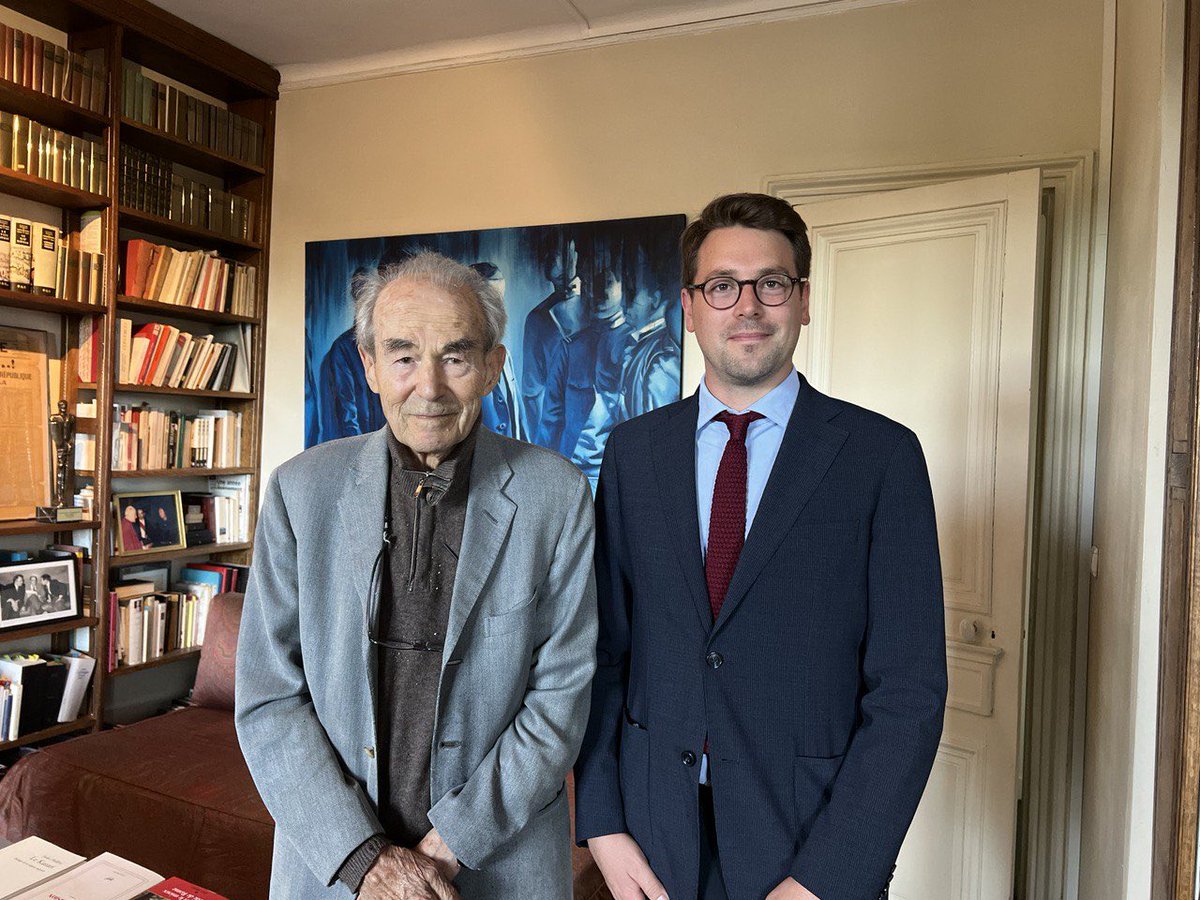Deux fois j’ai eu le privilège d’être reçu par Robert Badinter.  

A l’heure où la République lui rend l’hommage qu’il mérite comme homme d’État qui aura marqué l’histoire du pays, je retiens la simplicité, la densité intellectuelle, l’élégance du personnage.