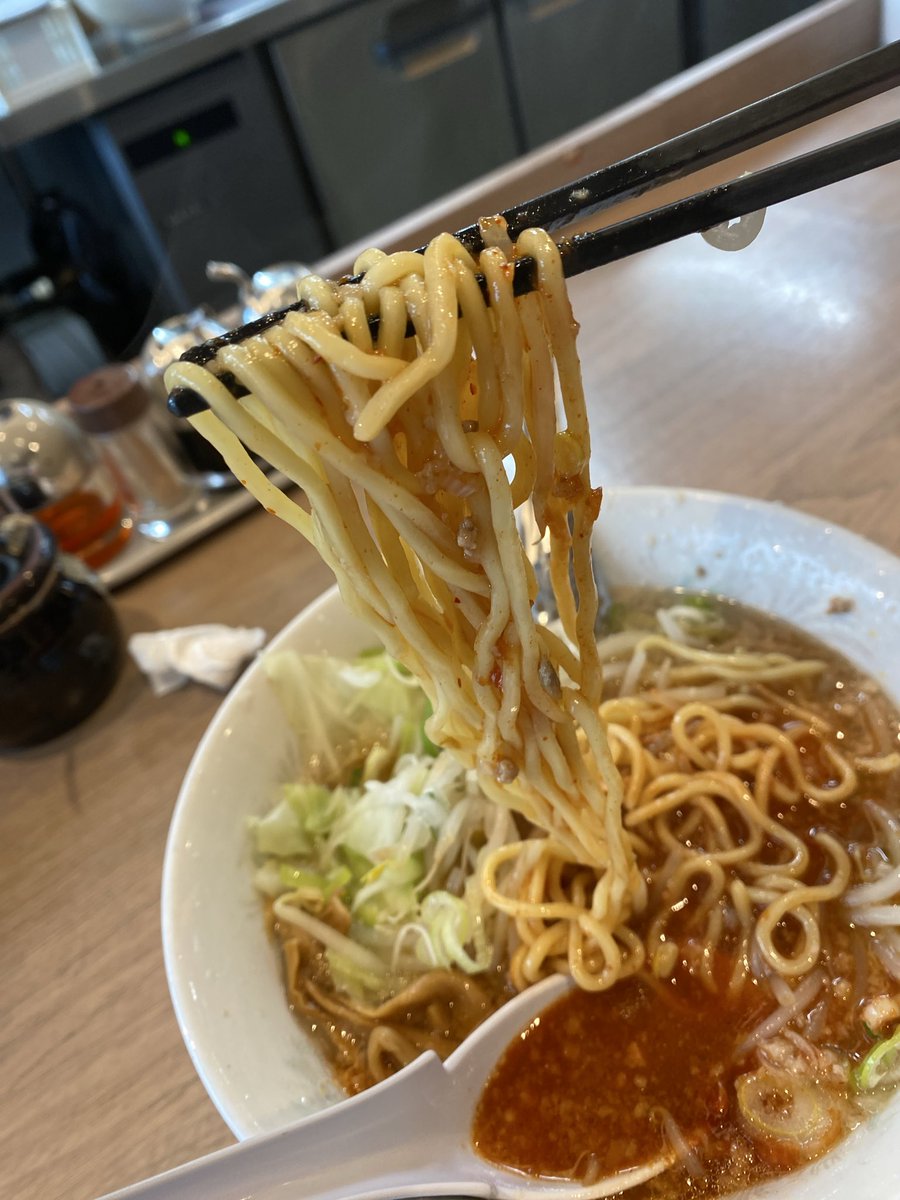 Fishing38ch's tweet photo. 前泊で千葉へ出張。途中寄り道して
「こってりらーめん なりたけ津田沼店」へ、
見た目の脂の割にさっぱりしてたけど、
めっちゃ美味かった♡

#ちゃっちゃ系
#こってりらーめん
#なりたけ
#津田沼
#特製旨辛しょうゆらーめん https://t.co/M1O9FQzjLB