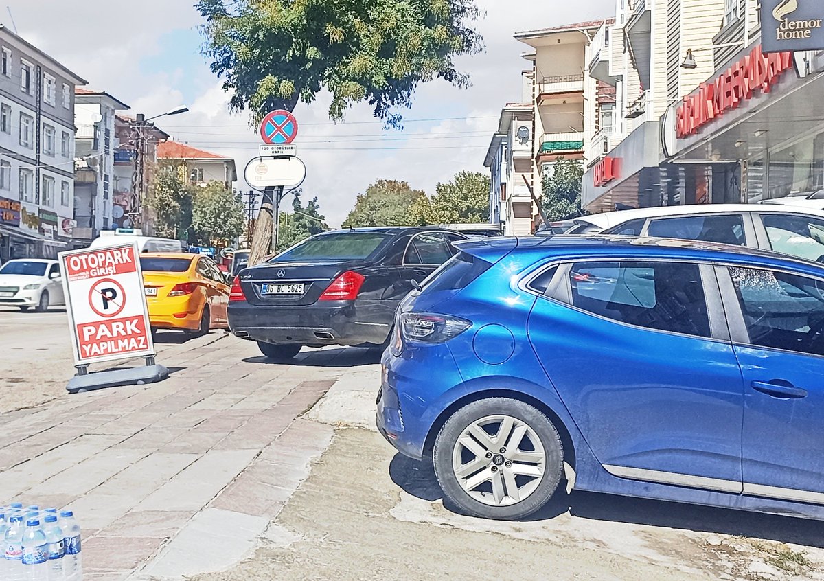 Ankara Emniyeti!... Radar cezası için parcalanıyorsunuz? Birazda sokaklara bakın. Yaya yolu kapalı ve otobüs durağı işgal ediliyor. Uyarınca iş yeri sahibi, istediği yere çekermiş aracını