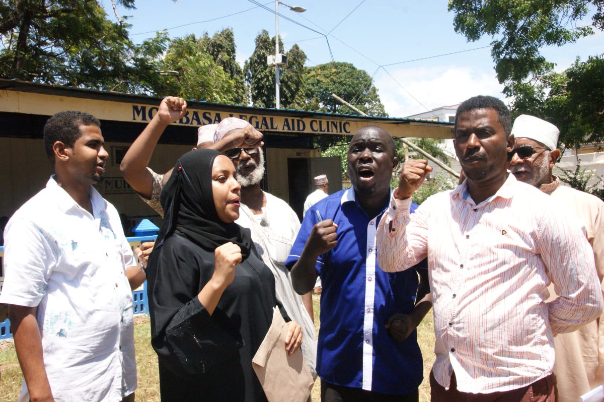 MUHURIkenya's tweet photo. For how long will Lamu remain under siege?

Every night for more than a decade, the Lamu Highway has been turned into a no-go zone as the police erected roadblocks, which have continuously disrupted lives, and destroyed livelihoods.
1/ https://t.co/TzQbeUTctl