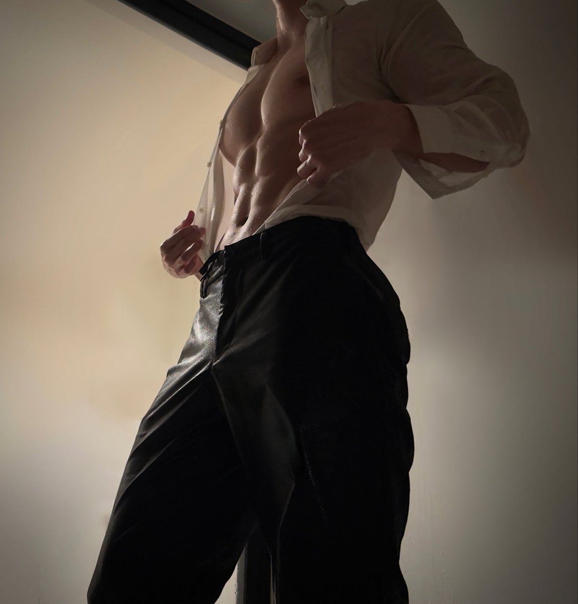 濡れたスーツと筋肉

fantia.jp/posts/3688815