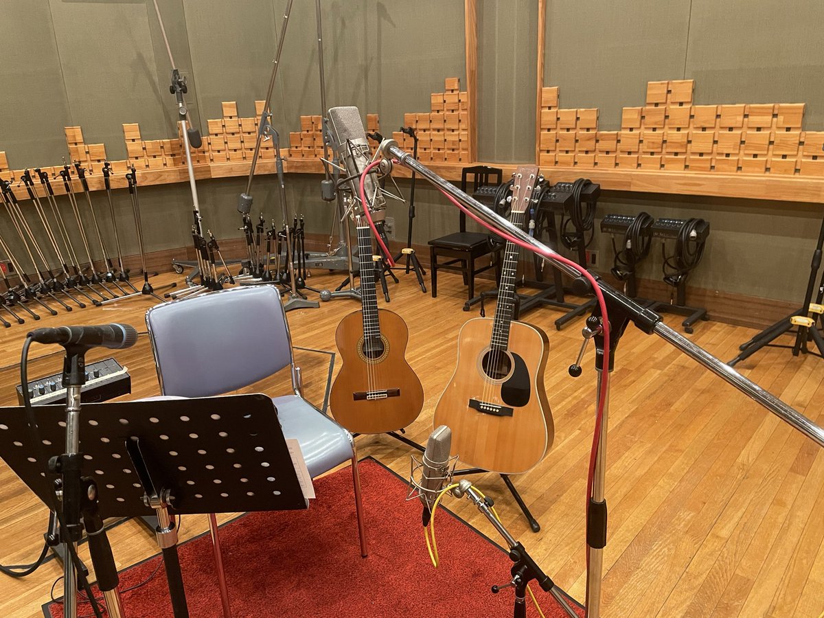 TheBookmarcs's tweet image. 昨日は音響ハウスで #館田美沙子　さんのアコギレコーディングお仕事でした。歌とピアノとギターでの同時録音は集中力切らさないように必死でしたが楽しく演奏できました。ピアノはブクマでもいつもお世話になっている　#佐藤真也　さん。（洞