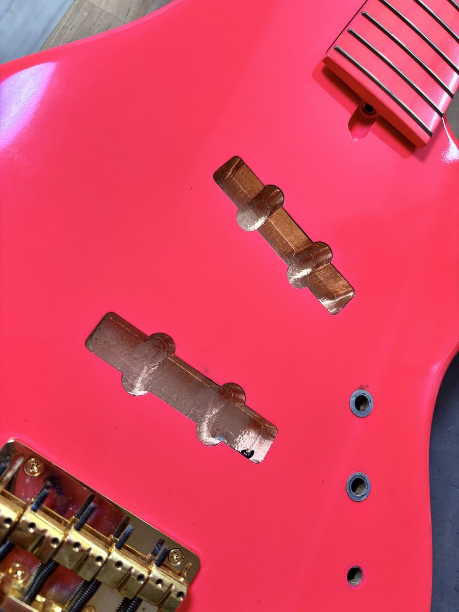 tariki_fretless's tweet image. 銅箔シールドを施しました。