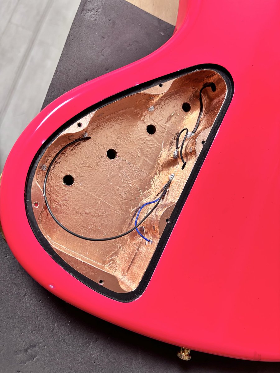 tariki_fretless's tweet image. 銅箔シールドを施しました。