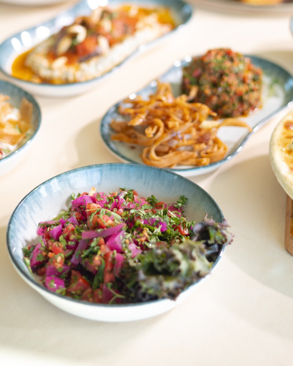Meet Set Kelila, a bold, tangy Syrian salad bursting with pickled veggies, fresh herbs, and citrusy spice. This timeless favourite from Aleppo is on the new menu at Byblos
Have you tried it yet? #FourSeasons #FSAlexandria #ByblosNewMenu
