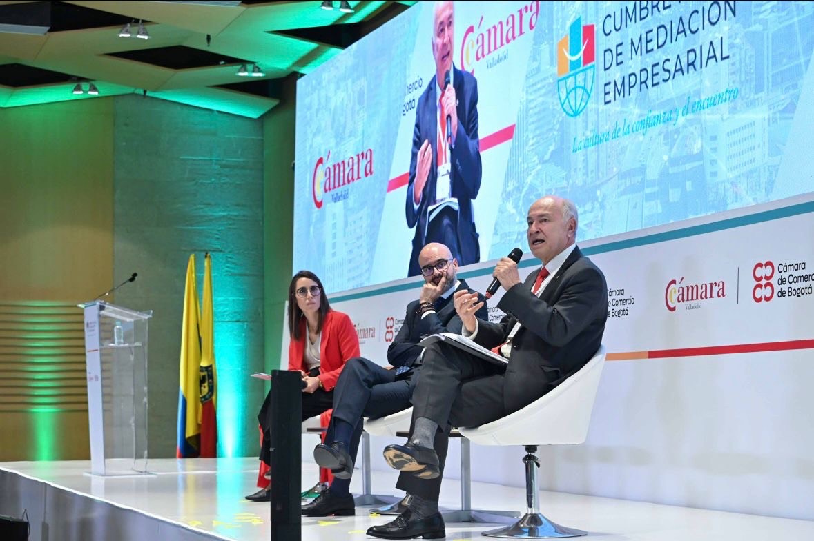 Da Câmara de Comércio de Bogotá, na Terceira Cúpula sobre Mediação Empresarial, nosso Secretário-Geral, <a href="/EnriquegilbGil/">Enrique Gil Botero</a>, destacou o valor estratégico da mediação para uma economia mais sustentável, inovadora e competitiva.
<a href="/camaracomerbog/">Cámara de Comercio de Bogotá</a>

#COMJIB