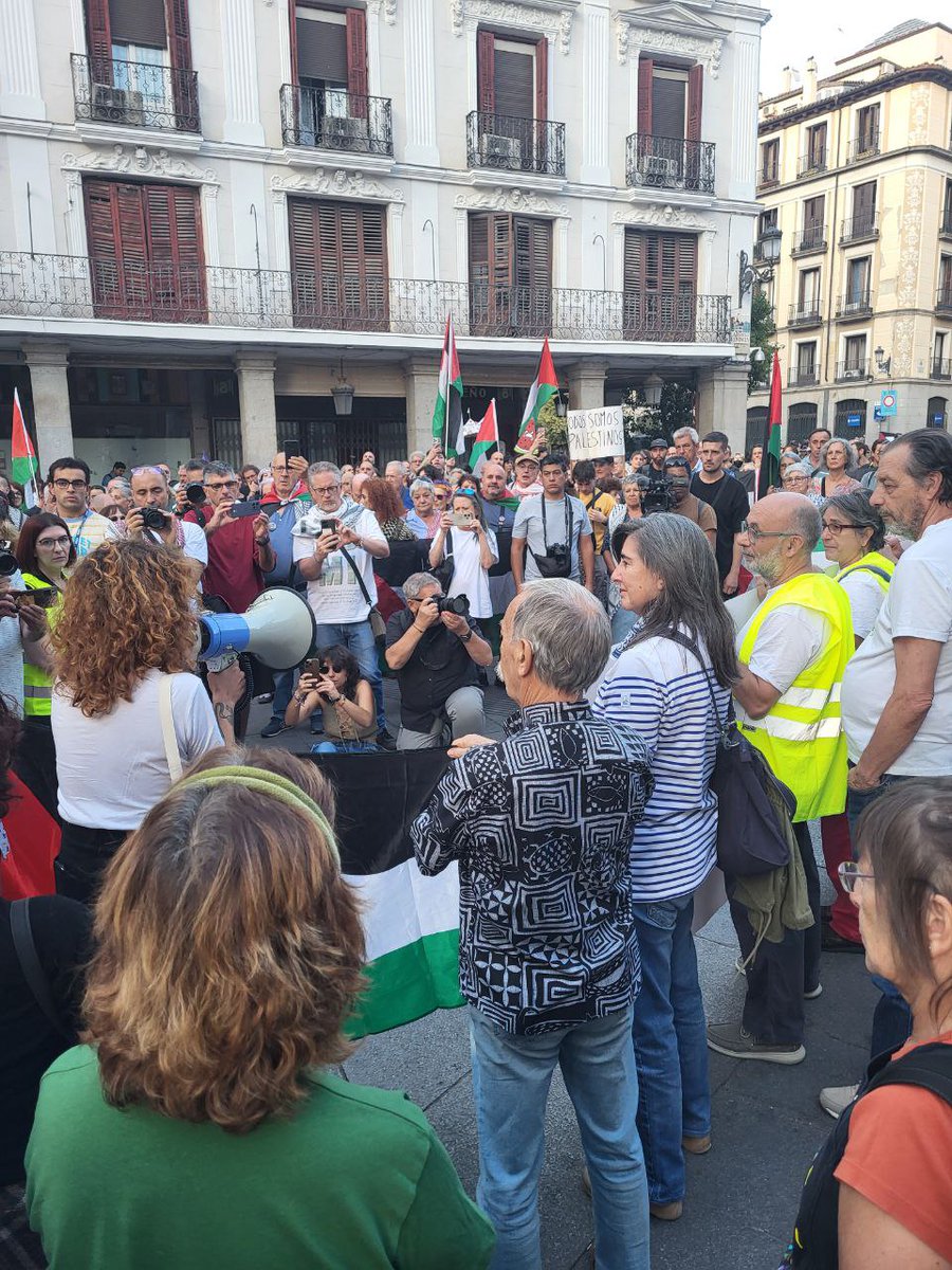 CGT's tweet image. Flotilla de la Libertad |
Anteayer, el gobierno genocida de #Israel detuvo a las tripulantes del #Conscience. Las tiene secuestradas junto a algunas de las de la #GlobalSumudFilotilla y ayer nos concentramos frente al @MAECgob 
#GazaGenocide‌