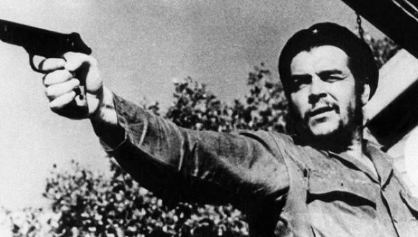Bugün büyük devrimci Che Guevara'nın CIA operasyonu neticesinde Bolivya'da katledilmesinin 58. yıl dönümü.

Che'yi ilk defa bir ansiklopedide görüp anneme kim olduğunu sormuştum. Annem de "Çok büyük adam" demişti. 

Bu yüzden Che benim zihnimde her zaman "Çok büyük adam" olarak