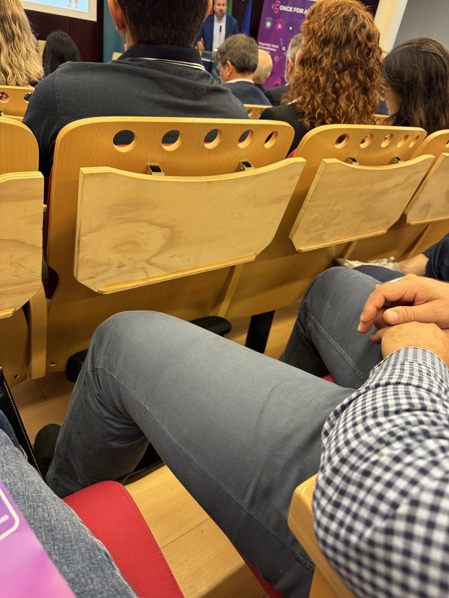 ¿Cómo se sienta un hombre? Con las piernas abiertas, ocupando mi espacio y todo el brazo del sillón que es compartido!