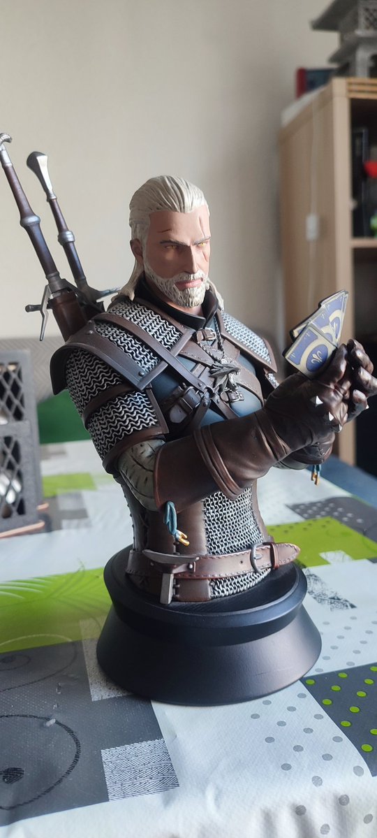Quería enseñar por aquí lo que me ha regalado un compi. No lo quería y sabe que estoy enferma con la saga de The Witcher 😂🔥. Es oficial y pesa un huevo, muy contenta yo.