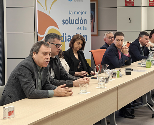 Expectativa y tensión ante la publicación en el BOE del Convenio Textil-Confección 2024-2026. Firmado el 31 de marzo entre patronal y sindicatos, aún no ha sido inscrito ni publicado oficialmente.
<a href="/UGT_Comunica/">UGT</a>  <a href="/CCOO/">COMISIONES OBRERAS</a>  <a href="/FedeconModa/">Fedecon</a>  
edicionessibila.com/expectativa-y-…