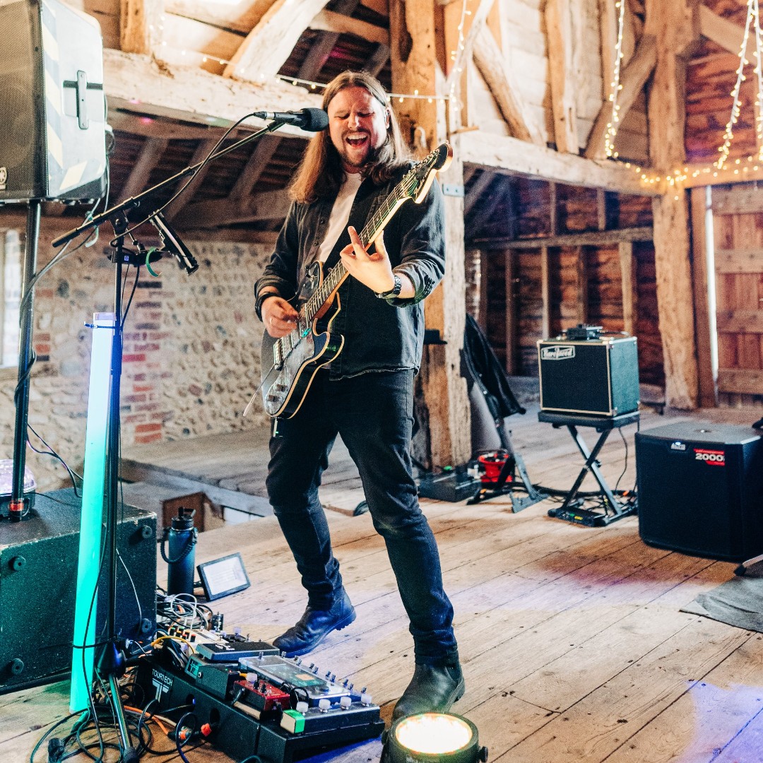 functioncentral's tweet image. Looking for the perfect wedding band? Just ask Annabel & Ross —@rockitband kept the energy high all night at @sullingtonmanor in West Sussex 🔥🎤🎸
📸 Photos by @charlotterebeccaphoto
Read more about the band here - ow.ly/oXPG50WPCGI
#weddingplanning #weddingmusic