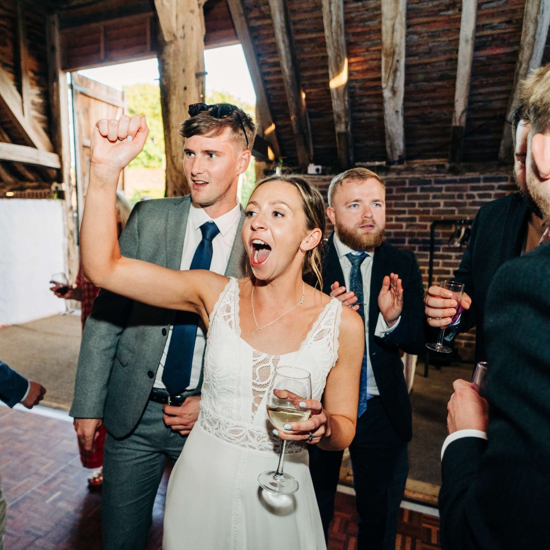 functioncentral's tweet image. Looking for the perfect wedding band? Just ask Annabel & Ross —@rockitband kept the energy high all night at @sullingtonmanor in West Sussex 🔥🎤🎸
📸 Photos by @charlotterebeccaphoto
Read more about the band here - ow.ly/oXPG50WPCGI
#weddingplanning #weddingmusic