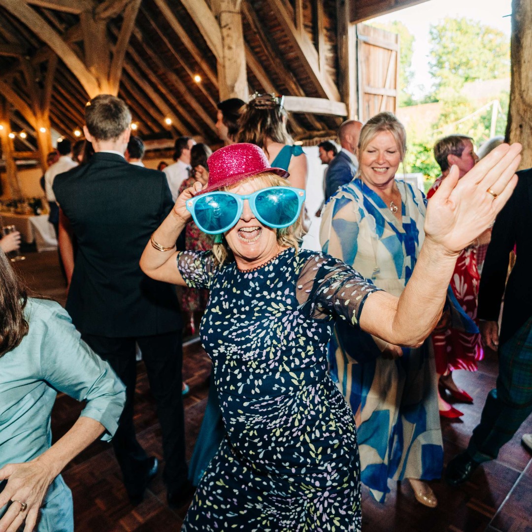 functioncentral's tweet image. Looking for the perfect wedding band? Just ask Annabel & Ross —@rockitband kept the energy high all night at @sullingtonmanor in West Sussex 🔥🎤🎸
📸 Photos by @charlotterebeccaphoto
Read more about the band here - ow.ly/oXPG50WPCGI
#weddingplanning #weddingmusic