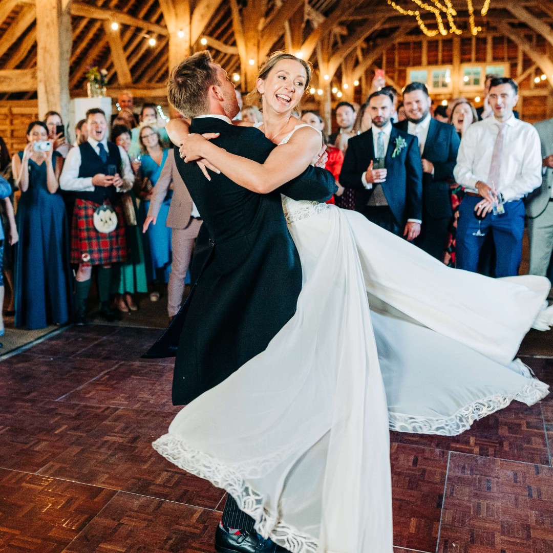 functioncentral's tweet image. Looking for the perfect wedding band? Just ask Annabel & Ross —@rockitband kept the energy high all night at @sullingtonmanor in West Sussex 🔥🎤🎸
📸 Photos by @charlotterebeccaphoto
Read more about the band here - ow.ly/oXPG50WPCGI
#weddingplanning #weddingmusic