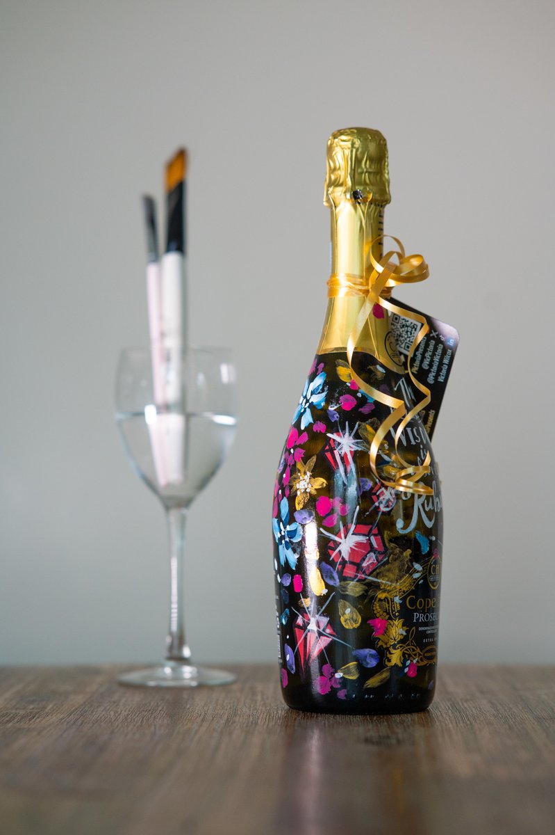 VicPictoria's tweet image. When people ask for raffle prizes
I like to create something magical.
A one-of-a-kind thing
Something unique
A thing to celebrate,
So that later on when the event is over,
YOU can pick it up and reflect on the fact...
That luck is in us all.
Always.

#Rubyball #PimpedupProsecco