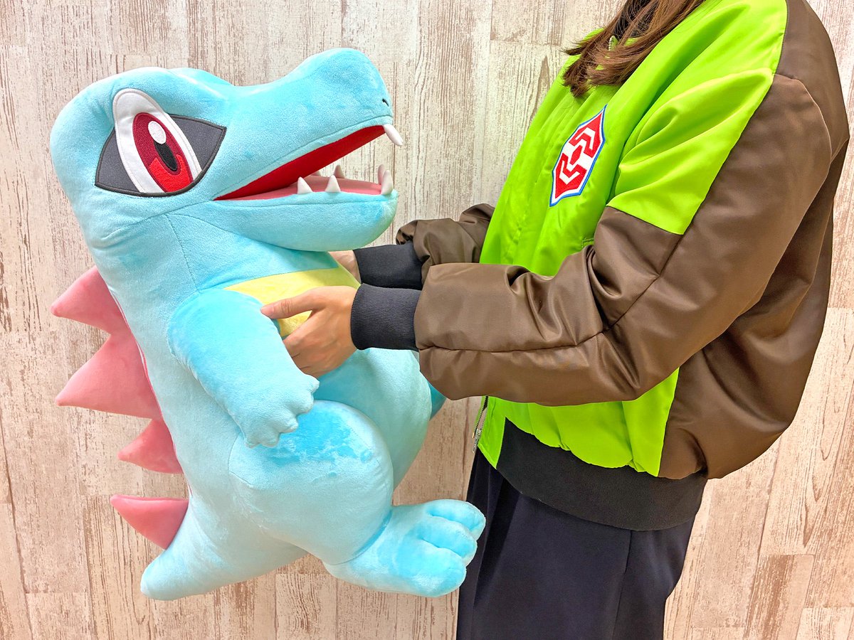 Pokebip's tweet image. #LégendesPokemonZA : Nouvel aperçu des peluches grande taille de Germignon, Gruikui et Kaiminus qui seront disponibles dès le 16 octobre, pour célébrer la sortie du jeu !