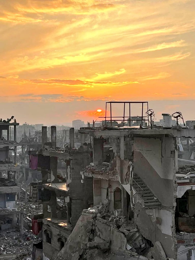 بعد عامين هاهي شمس غزة تشرق دون لون الدم فسلام على اهلها وارضها وسمائها وبحرها وكل مافيها 
سلام على ارواح شهدائها 
سلام على مصابيها 
سلام على اطفالها وشيوخها ونسائها وشبابها 
#غزة
