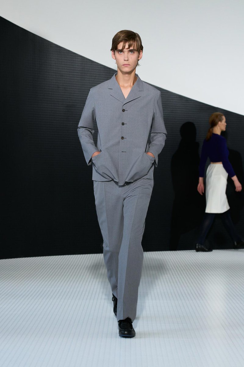 THEFASHIONPOST's tweet image. Simone Bellotti による JIL SANDER がついにデビュー。JIL SANDER が、2025年9月24日(水)にミラノ本社にて2026年春夏コレクションを発表。2025年3月にクリエイティブ・ディレクターに就任した Simone Bellotti による、待望の初コレクションがお披露目された。

fashionpost.jp/news/356848

#JILSANDER…