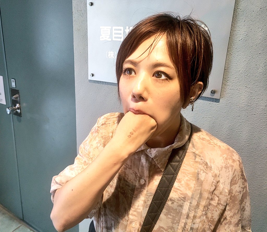 JPML_bakuro's tweet photo. 小笠原奈央はリーグ戦の成績を手の甲に書くことで知られているが、+100を超えると嬉しくなって拳ごと食べてしまう姿が確認できるらしい。

#連盟員の裏側 https://t.co/kaYKkYcQ81