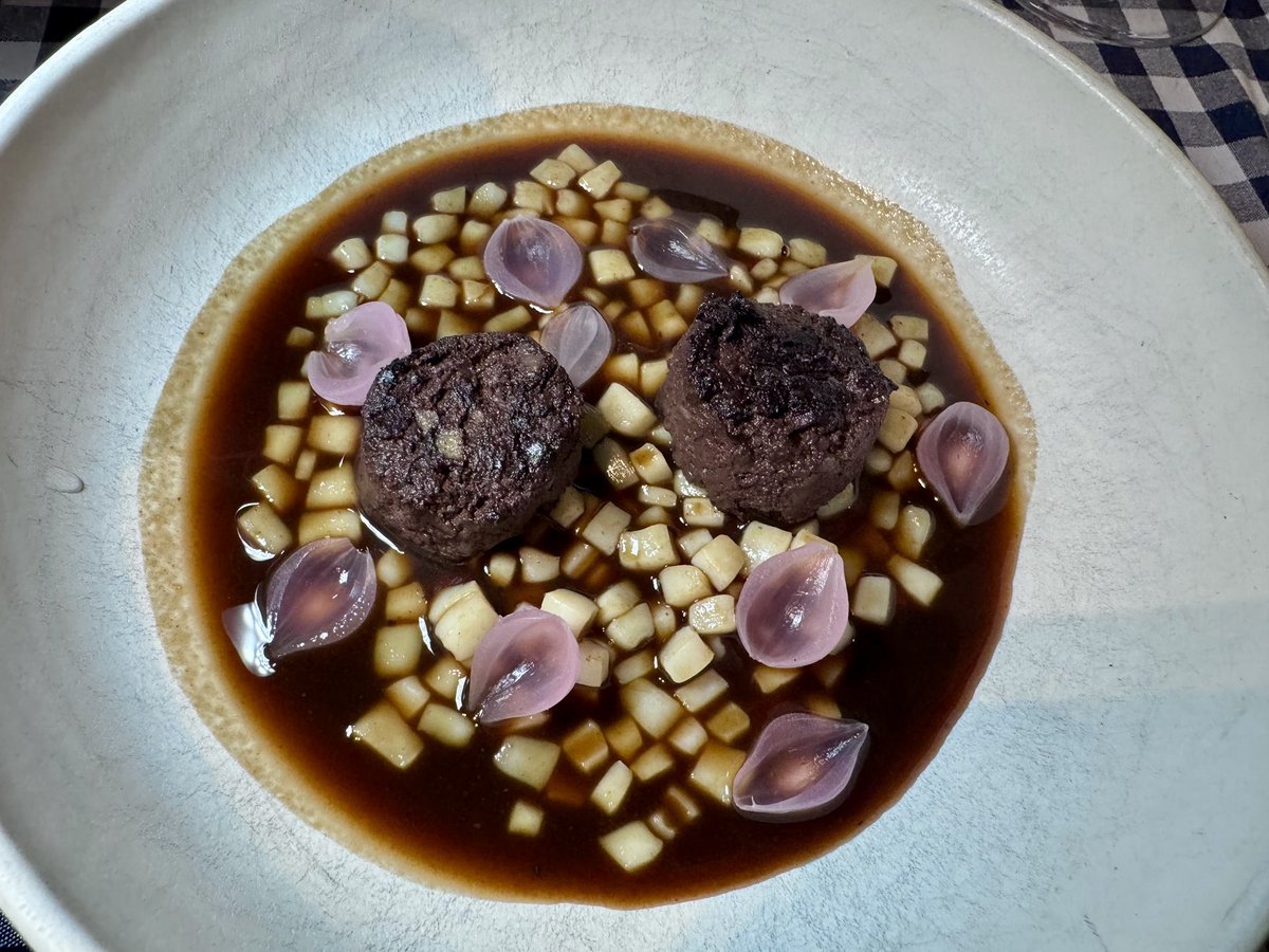 Masta Taberna (Zarautz), alta cocina disfrazada de pobre. 
Bastante más de lo aparenta. Ni su aspecto externo, ni la sencillez de su interiorismo ayudan a entrever la calidad de su cocina. Notables           Javier Ochoa y Garikoitz Arruabarrena  gastroactitud.com/restaurante/ma…