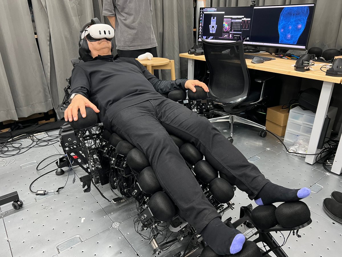 昨日のCybernetic being : Lab Tour / Stelarc Lab: Talk &amp; Workshopで、現代芸術家のステラーク（<a href="/Stelarc_agent/">STELARC in Japan</a>）にSynesthesia X1を活用した研究 「The Malleable-Self Experience」を体験してもらいました✨

体験後のステラークの笑顔が印象的でした😀